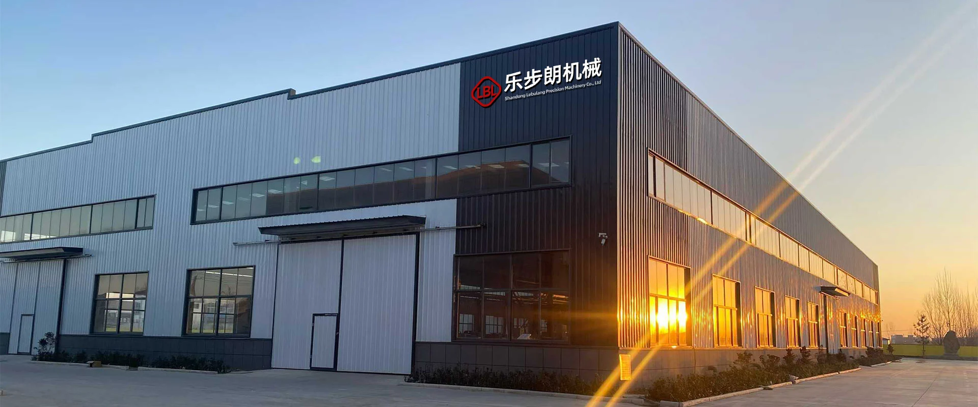 Fábrica de máquinas de alumínio para parede cortina na China
