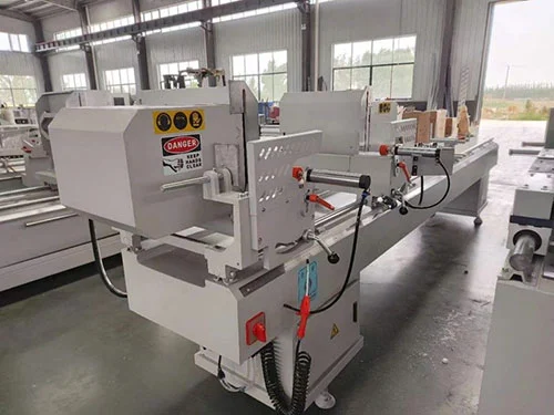O corte principal dobro da precisão de 400mm viu o equipamento de processamento do perfil da janela do PVC