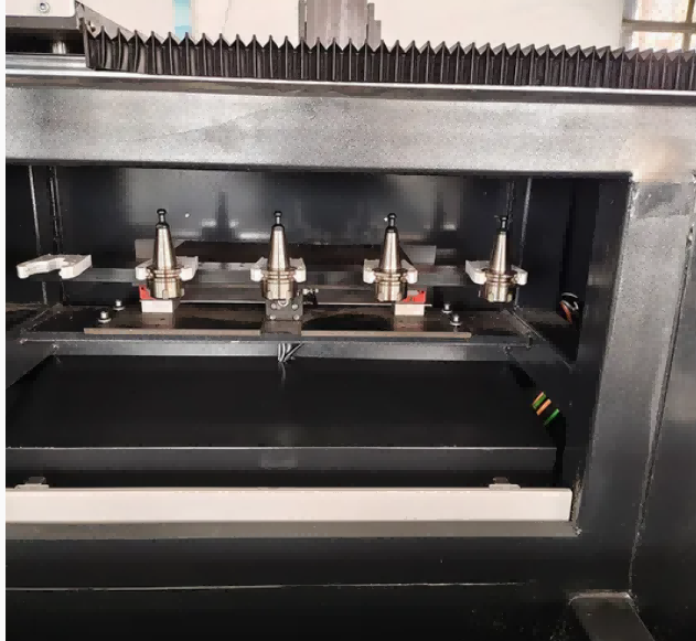 Centro de usinagem CNC 4M para perfis de alumínio