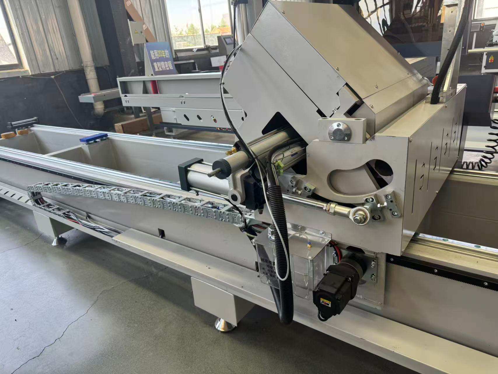 Serra de esquadria de precisão com pivô externo CNC 550, 45°/90