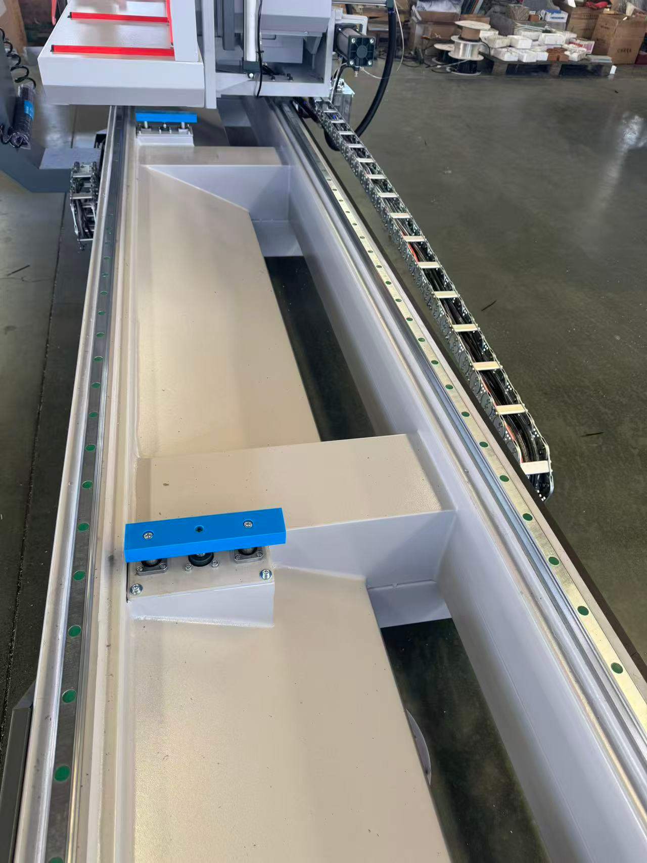 Serra giratória interna CNC 550 de alta precisão (45°/90°)