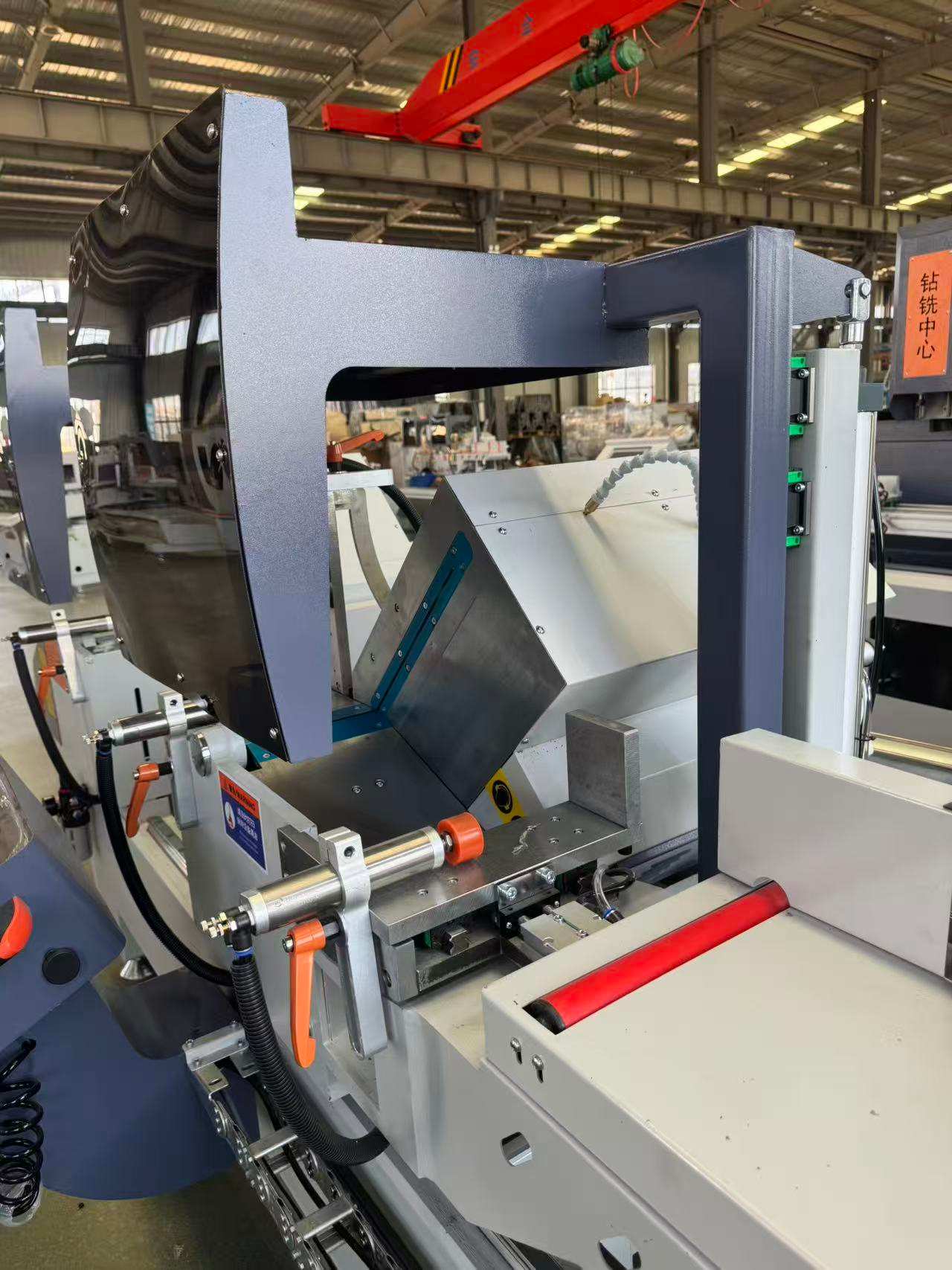 Serra de esquadria de produção de alto volume com giro externo CNC 550, 45°/90°