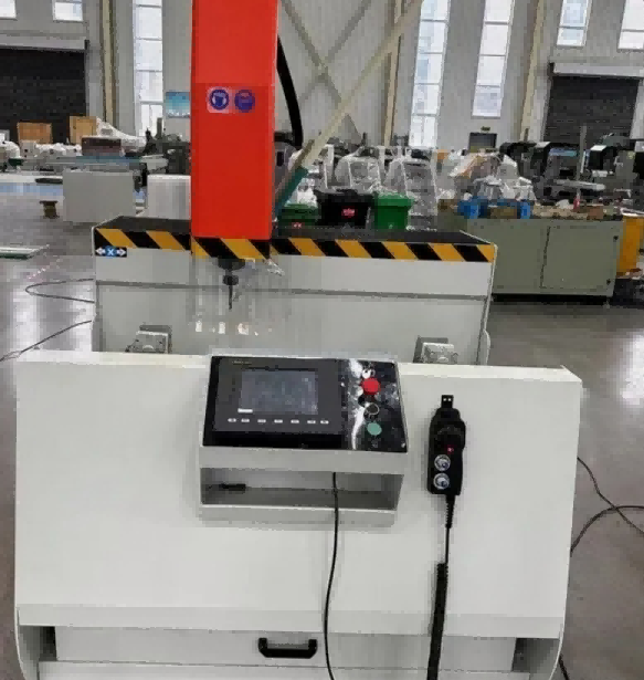 Centro de usinagem CNC de alta rigidez e 3 eixos de 800 mm | Desenvolvido especificamente para extrusões industriais de alumínio