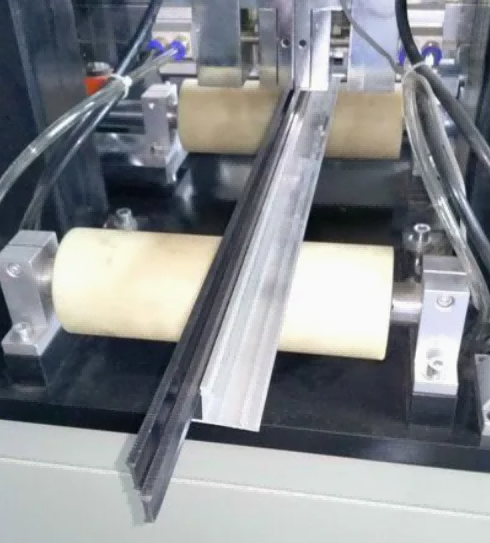 Máquina de inserção de ruptura térmica de perfil de alumínio com motor duplo