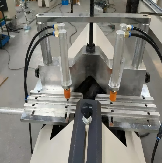 Máquina de corte de esquadria de contas de janela UPVC de cabeça dupla de alta precisão para serviço pesado para fabricação de portas e janelas de PVC