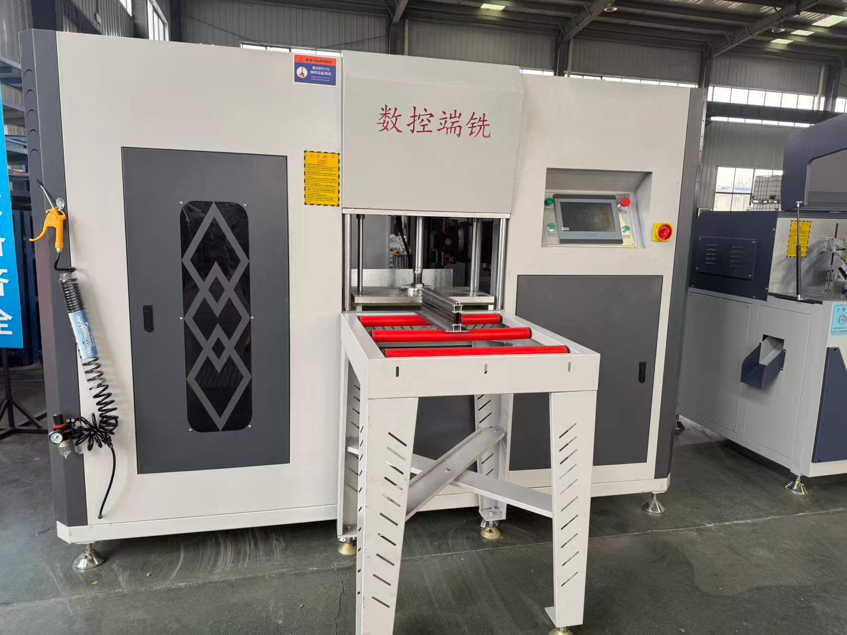 Fresa final CNC de 3+2 eixos de alta precisão para montantes de alumínio com formato especial
