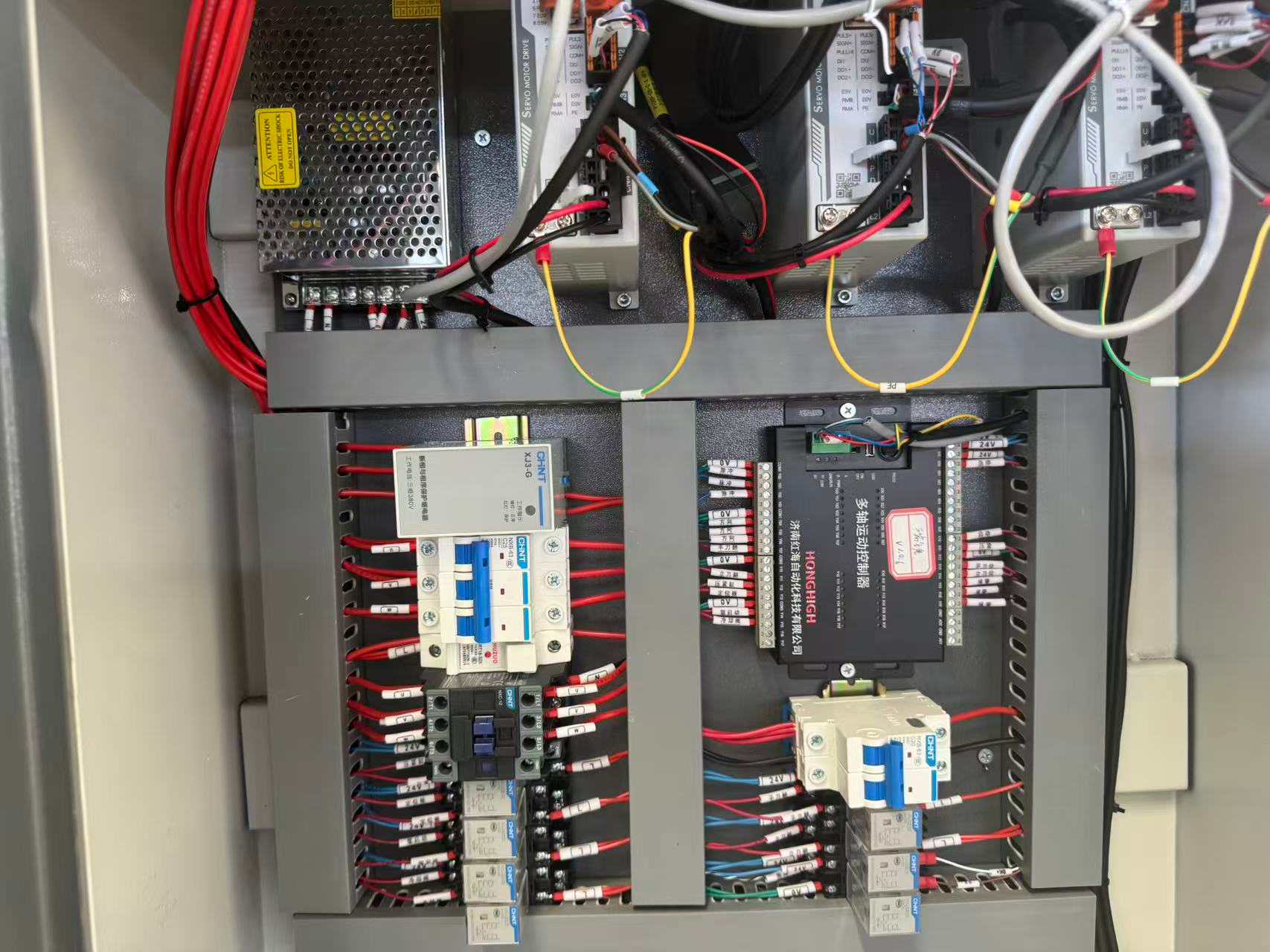 Fresador de extremidade multiângulo CNC industrial 3+2 eixos para perfis de montante de alumínio de seção especial