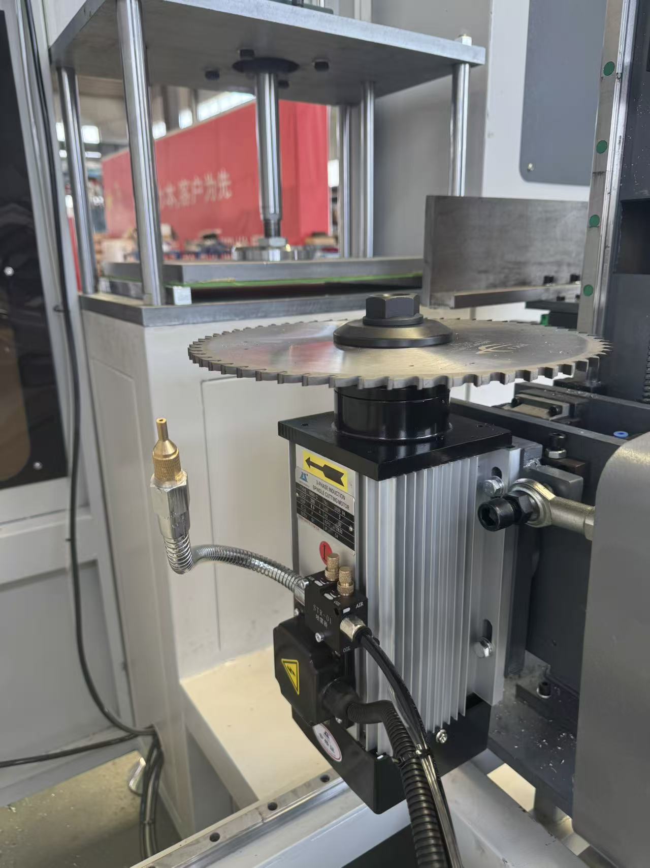 Fresa final CNC de eixo 3+2 multiângulo para perfis montantes de alumínio irregulares