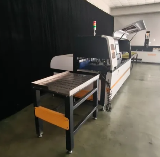 Serra circular CNC ultraprecisa para perfis industriais de alumínio
